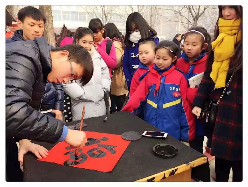 ok138太阳集团古天乐学生正为大家书写春联(1)