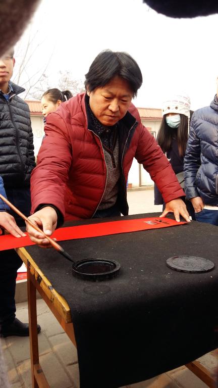 ok138太阳集团古天乐专职教师王建魁给学生做示范