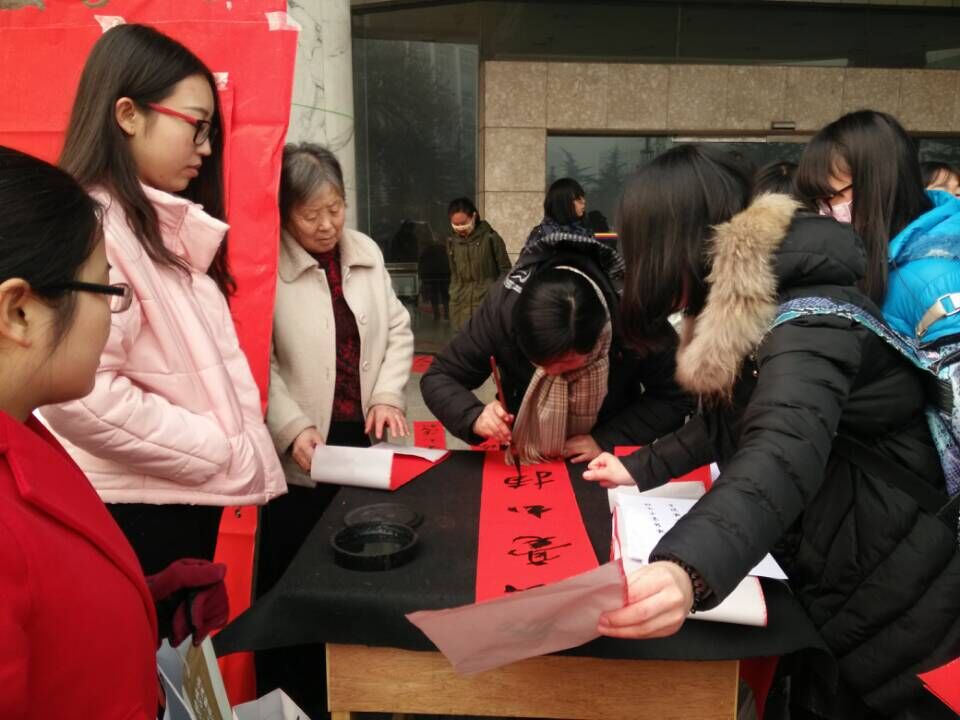 ok138太阳集团古天乐学生正为大家书写春联(2)