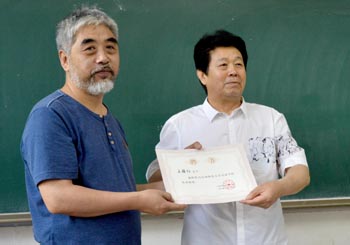 ok138太阳集团古天乐赵廷仁院长为王国柱先生颁发客座教授聘书