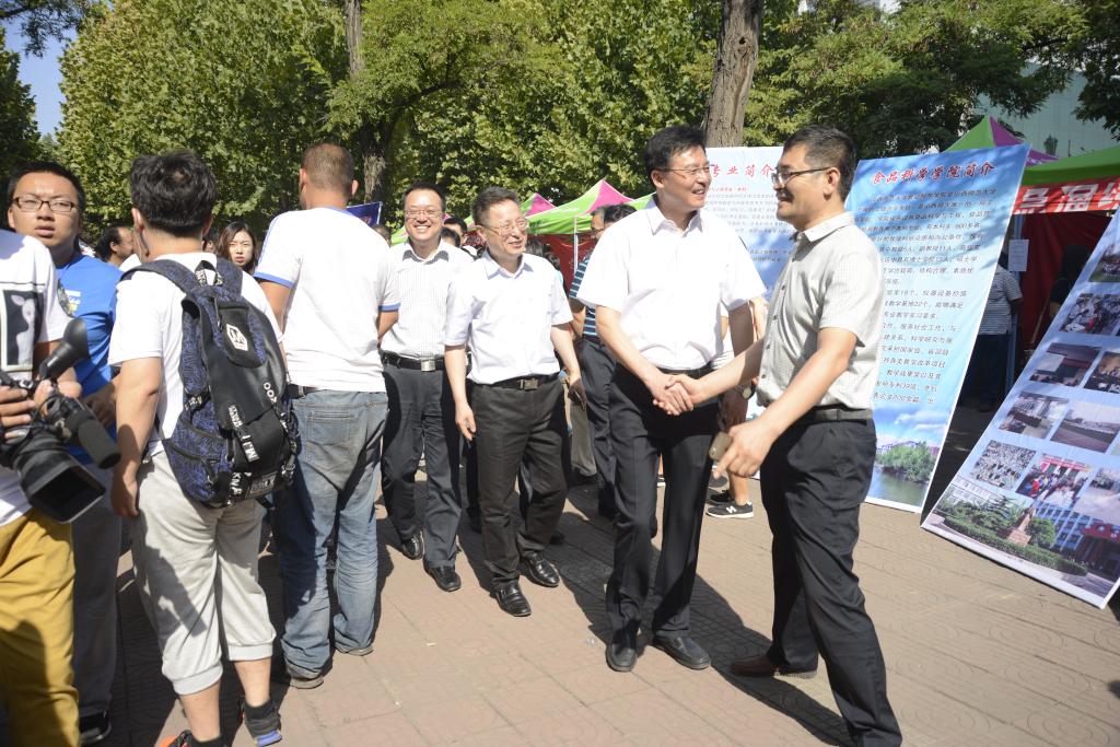 校领导视察我集团迎新现场