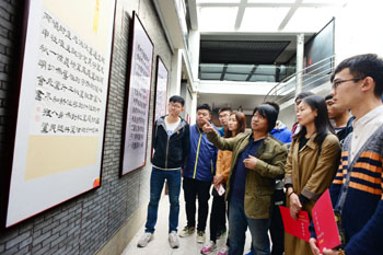 学生观看展览(一)