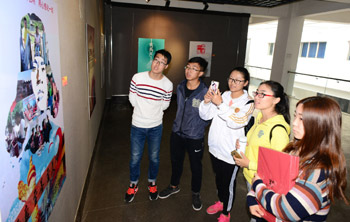 学生观看展览(二)