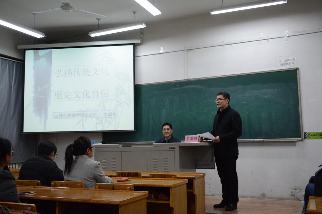 我集团党委副书记张忠民主持报告会