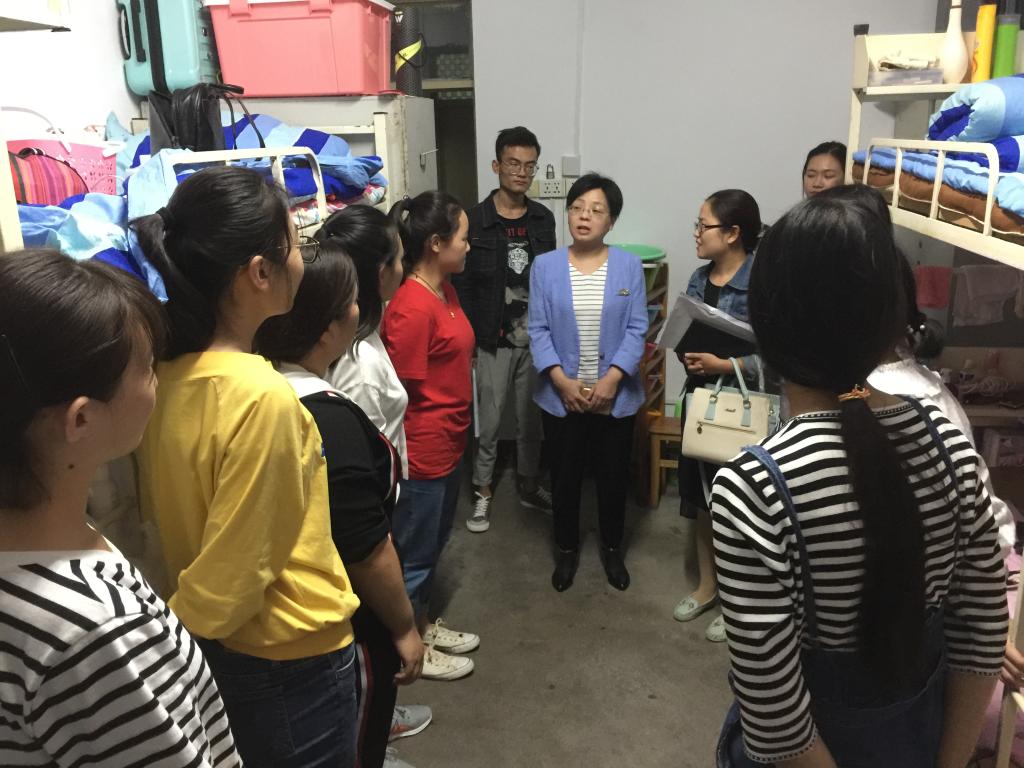 我集团学工组成员走访新生宿舍