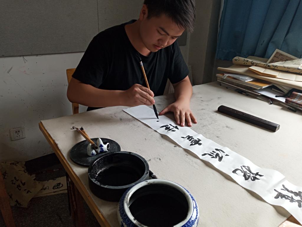我集团学生为革命先烈书写挽联