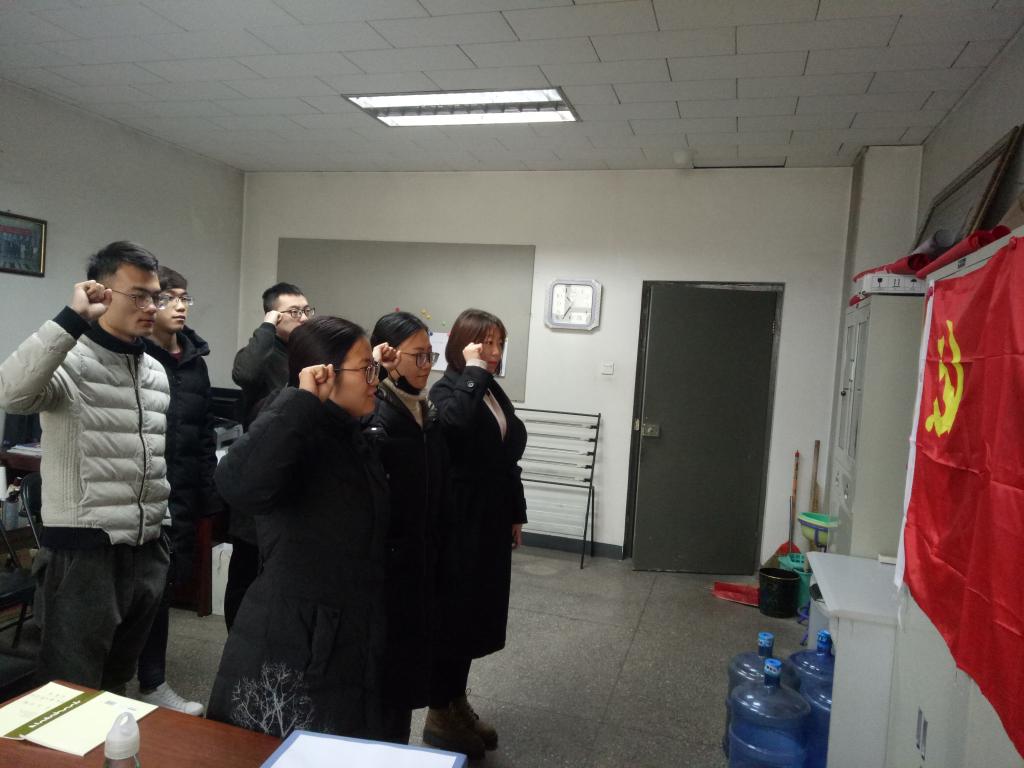 全体学生党员重温入党誓词